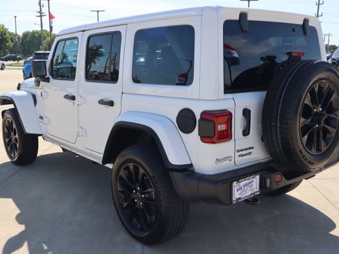 Used 2025 Jeep Wrangler Unlimited Sahara w/ Safety Group AWD/4WD image 7