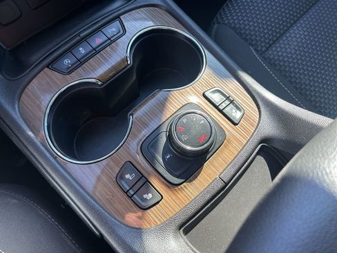 Used 2023 GMC Acadia SLE w/ Infotainment Package image 29