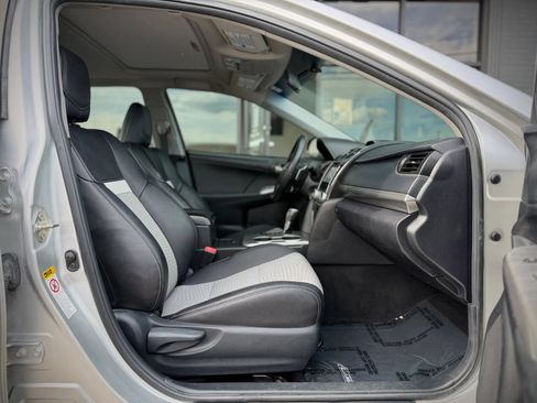 Used 2014 Toyota Camry SE w/ Moonroof Package FWD image 18