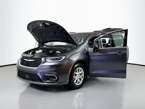 Used 2022 Chrysler Pacifica Touring-L FWD image 16