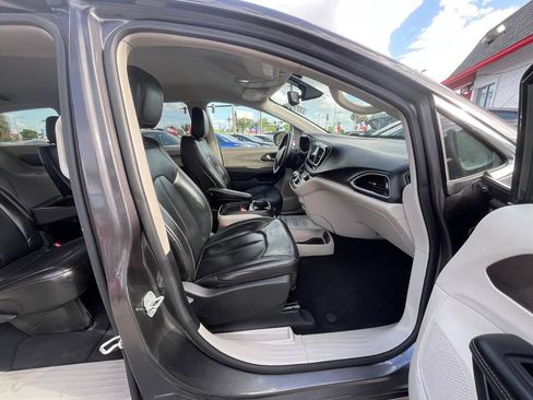 Used 2020 Chrysler Voyager Lxi FWD image 12