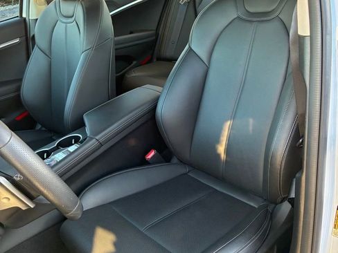 Used 2025 Genesis G70 2.5T image 21