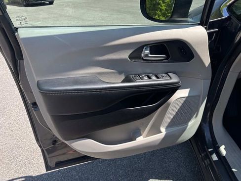 Used 2023 Chrysler Pacifica Touring-L FWD image 22