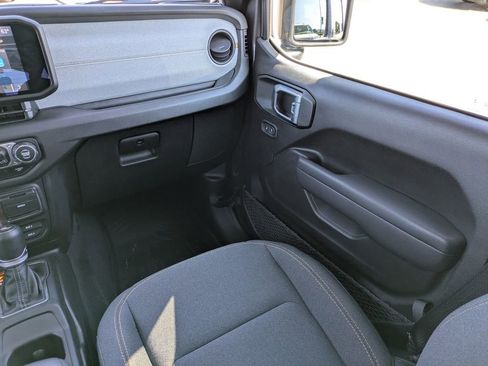 Used 2025 Jeep Wrangler Sport AWD/4WD image 17