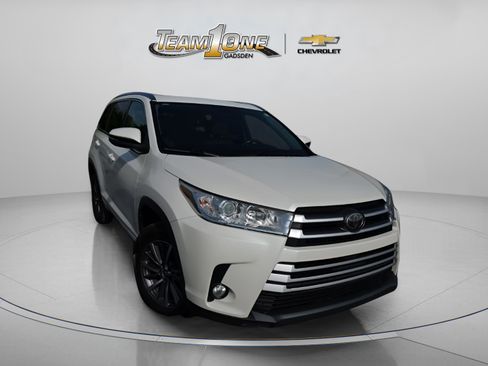 Used 2017 Toyota Highlander XLE FWD image 1