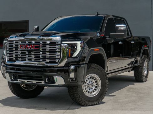 Used 2025 GMC Sierra 2500 Denali w/ Denali Reserve Package AWD/4WD image 3