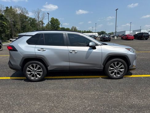 Used 2020 Toyota RAV4 XLE Premium FWD image 6