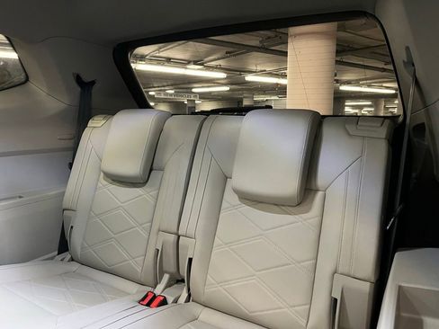 Used 2024 Volkswagen Atlas SE w/ Panoramic Sunroof Package AWD/4WD image 24