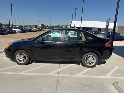Used 2010 Ford Focus SE FWD image 8