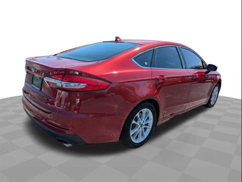 Used 2019 Ford Fusion SE image 4