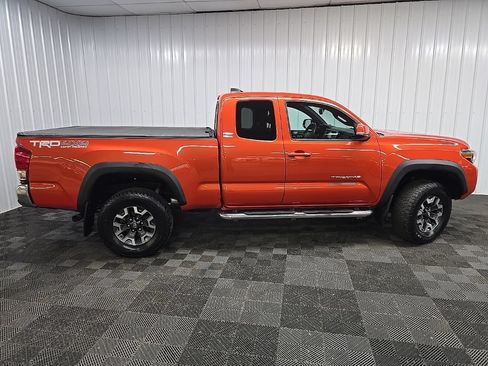 Used 2017 Toyota Tacoma TRD Off-Road w/ Tow Package AWD/4WD image 2