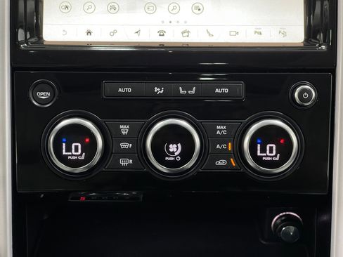 Used 2018 Land Rover Discovery HSE Luxury image 25