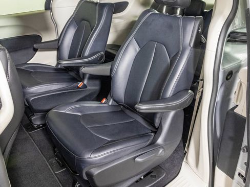 Used 2024 Chrysler Pacifica Limited FWD image 38