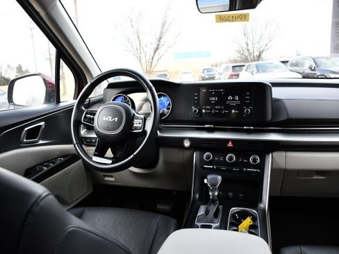 Used 2024 Kia Carnival LX image 19