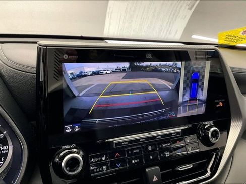 Used 2021 Toyota Highlander Platinum image 24