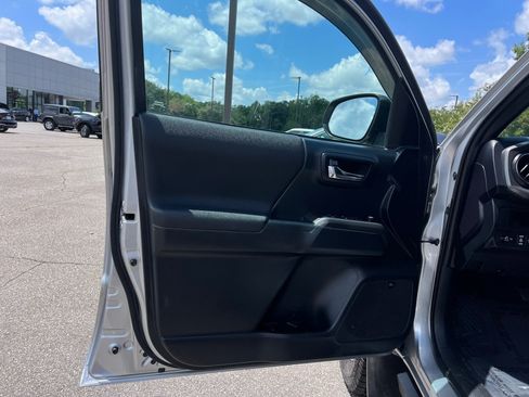 Used 2018 Toyota Tacoma TRD Sport AWD/4WD image 32
