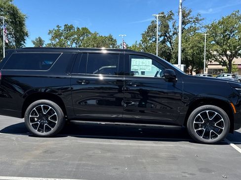 New 2026 Chevrolet Suburban RST w/ RST Capability Package AWD/4WD image 2