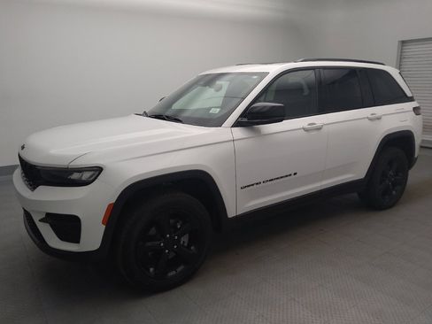 Used 2023 Jeep Grand Cherokee Altitude AWD/4WD image 2
