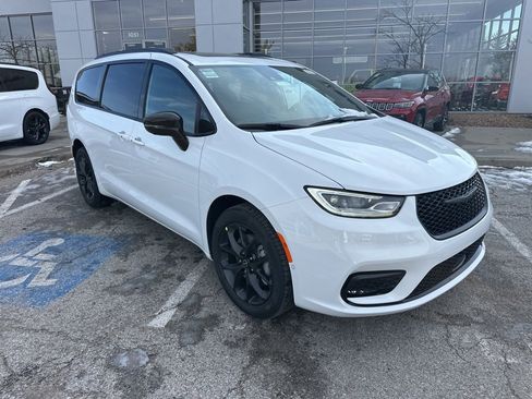 New 2026 Chrysler Pacifica Select image 6