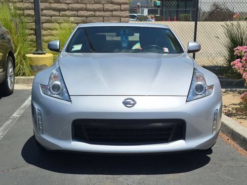 Used 2016 Nissan 370Z Coupe RWD image 2