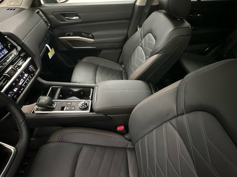 Certified 2024 Nissan Pathfinder Platinum AWD/4WD image 16