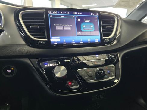 Used 2025 Chrysler Pacifica Select image 28