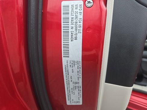 Used 2024 Chrysler Pacifica Touring-L image 11