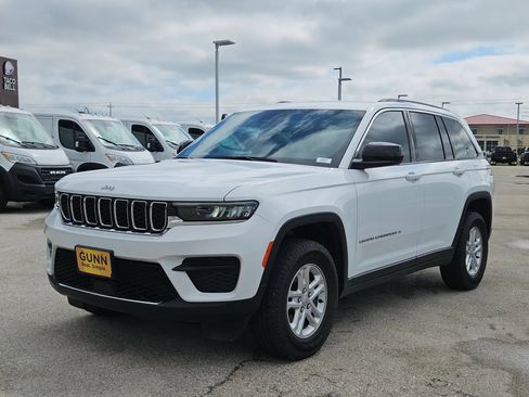 Used 2024 Jeep Grand Cherokee Laredo RWD image 7