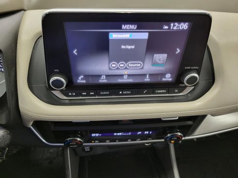 Used 2025 Nissan Rogue SV image 8