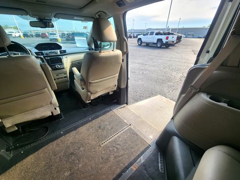 Used 2014 Honda Odyssey Touring Elite image 15