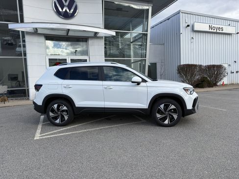 New 2026 Volkswagen Taos SE AWD/4WD image 2