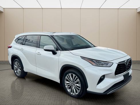 Used 2021 Toyota Highlander Platinum AWD/4WD image 2
