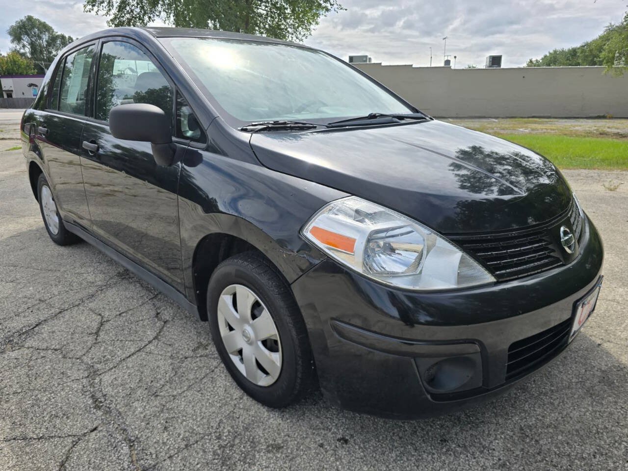 Used 2009 Nissan Versa Sedan FWD image 3