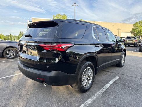 Used 2022 Chevrolet Traverse LT image 3