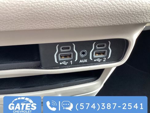 Used 2023 Chrysler Pacifica Touring-L image 27
