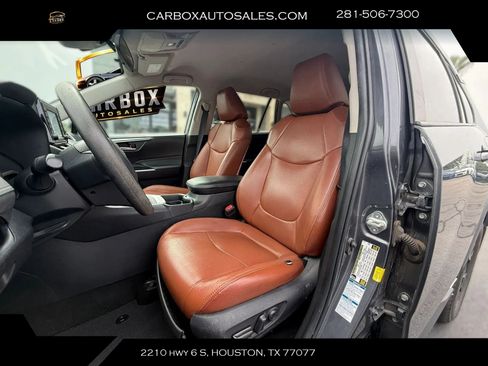 Used 2020 Toyota RAV4 XLE AWD/4WD image 16