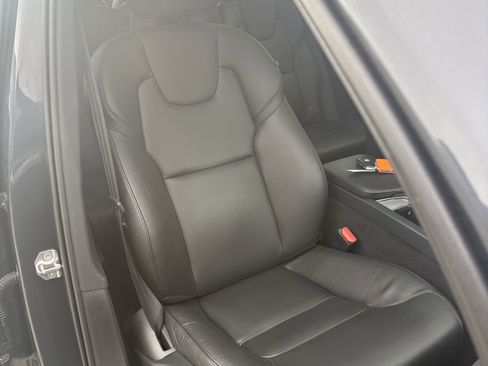 Used 2021 Volvo XC90 T5 Momentum w/ Protection Package Premier image 16