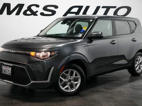 Used 2023 Kia Soul LX w/ LX Technology Package FWD image 2
