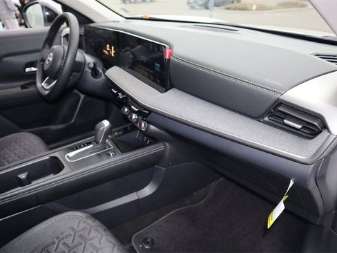 Certified 2025 Nissan Kicks SV image 27