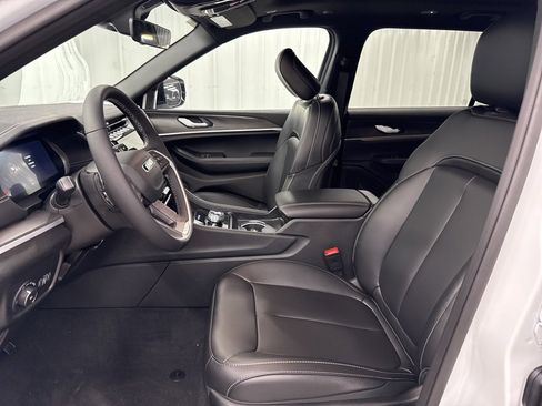 Used 2025 Jeep Grand Cherokee L Limited w/ Black Appearance Package image 16