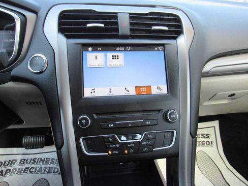 Used 2017 Ford Fusion SE w/ Fusion SE Technology Package image 17