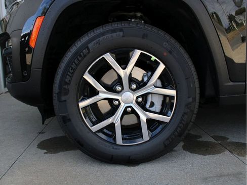 New 2025 Jeep Grand Cherokee Limited w/ Luxury Tech Group II image 37