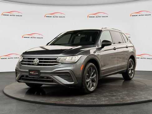 Used 2022 Volkswagen Tiguan SE w/ Panoramic Sunroof Package image 2