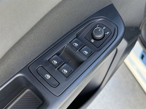 New 2026 Volkswagen Taos SE image 11