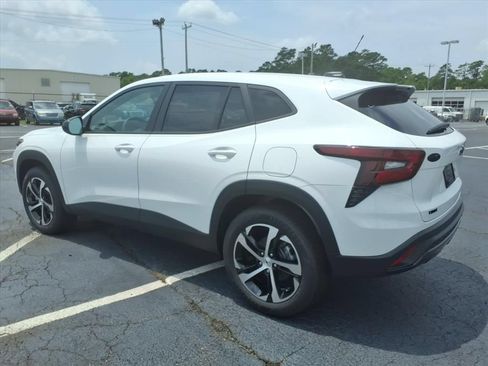 New 2026 Chevrolet Trax RS w/ Sunroof Package FWD image 5