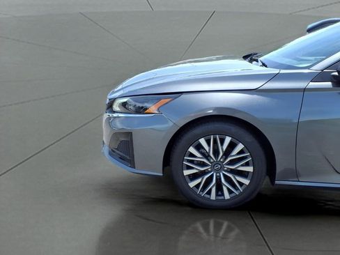 Used 2025 Nissan Altima 2.5 SV FWD image 17