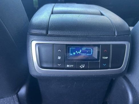 Used 2019 Toyota Highlander LE AWD/4WD image 10