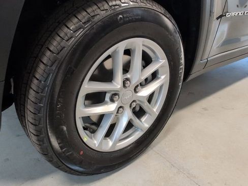New 2025 Jeep Grand Cherokee Laredo X w/ Luxury Tech Group I AWD/4WD image 9
