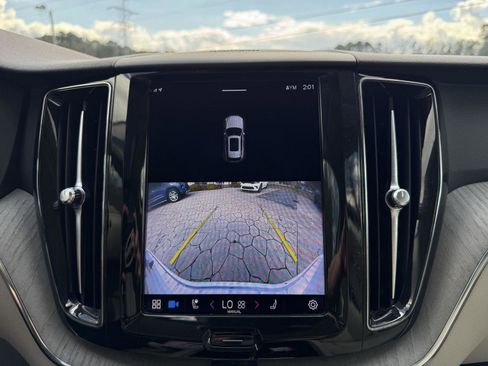 Used 2023 Volvo XC60 B5 Plus image 23