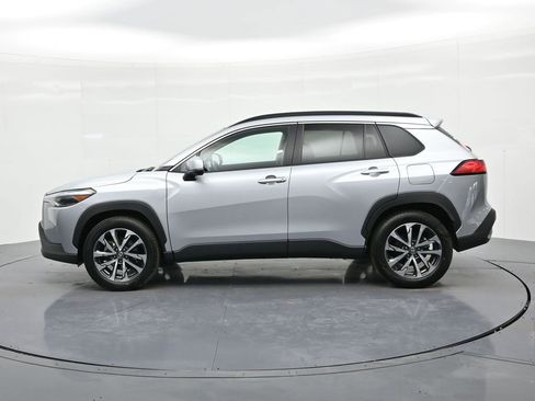 Used 2024 Toyota Corolla Cross XLE image 9